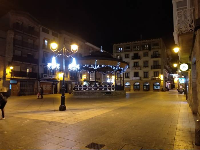 Hasi dituzte Gabonetako argiak jartzeko lanak