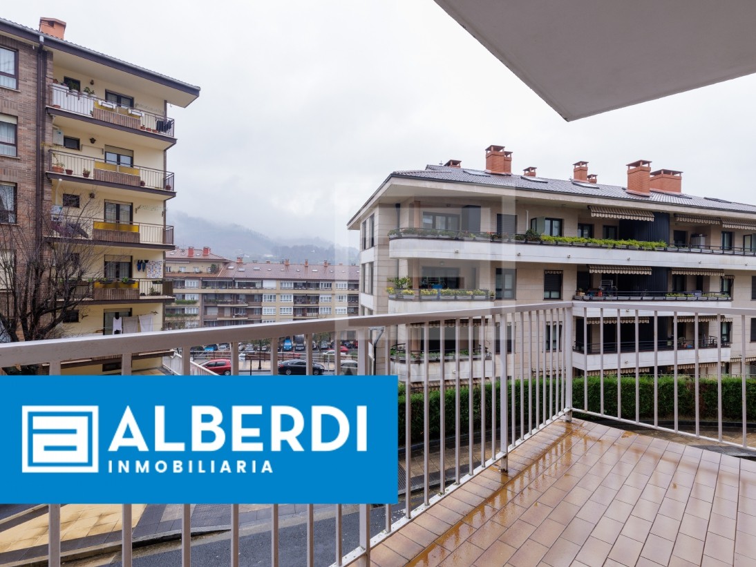 Alberdi Inmobiliaria: kanpoaldera begira dagoen etxebizitza Bizenta Mogel kalean