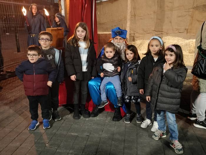 Errege Magoei beren eskakizunak helarazi dizkiete eskualdeko haurrek
