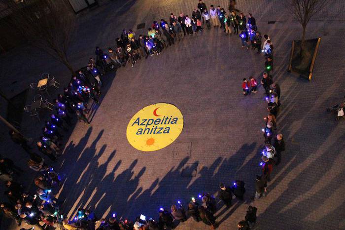 Azpeitia "anitza" irudikatu dute dozenaka lagunek