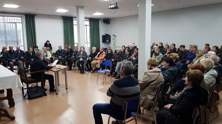 Jende ugari bildu da parrokian Fernando Prado gotzainaren hitzaldia jarraitzeko