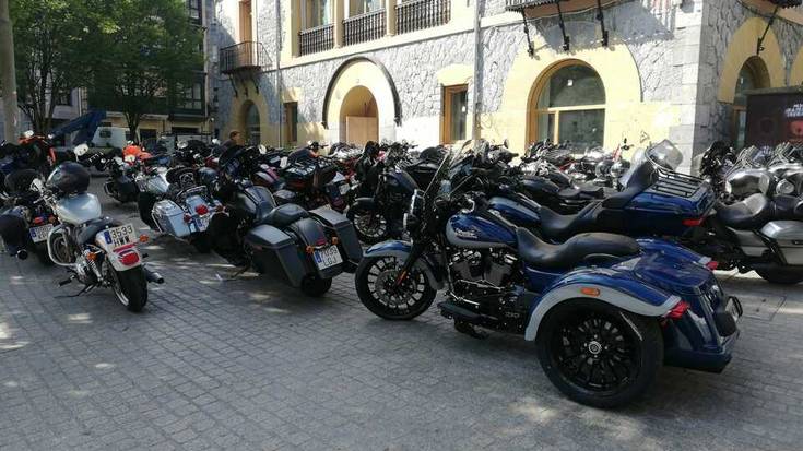 Euskal Kostaldeko Chapterraren Harley Davidson motoen topaketak Azpeitian geldialdia egin du