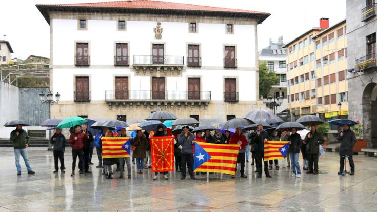 Kataluniako buruzagi independentistei babesa adierazteko elkarretaratzea egingo du Gure Esku Dagok