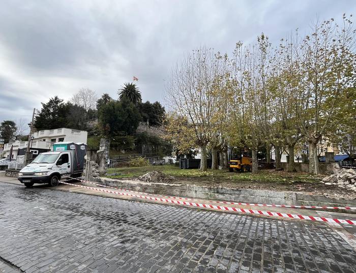 Erkibeko lorategia inguratzen duten hormak eraisten hasi dira