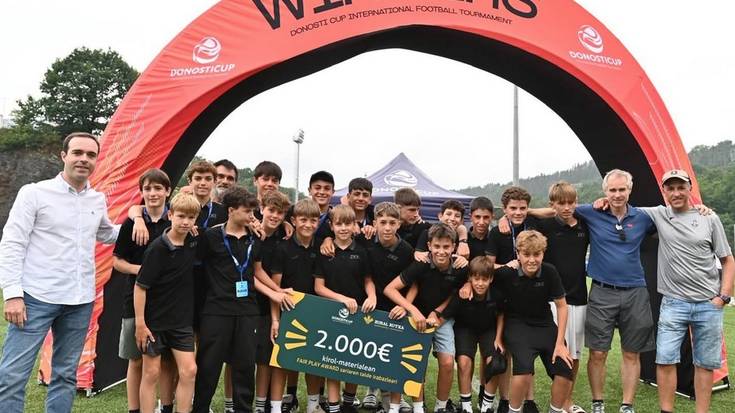 Zarauzko gazteek Fair Play saria jaso dute Donosti Cup futbol txapelketan