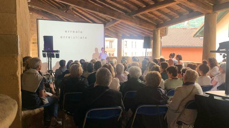 Jende ugari bildu du Maialen Lujanbioren hitzaldi-errezitaldiak