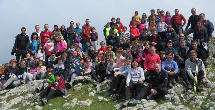 Ia 100 lagunek hartu zuten parte atzo neurtutako mendi martxan