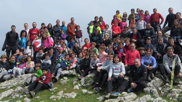 Ia 100 lagunek hartu zuten parte atzo neurtutako mendi martxan