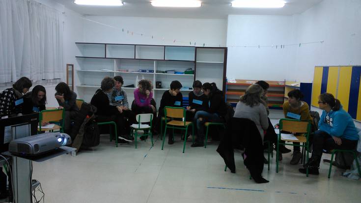 Gurasoentzat hezkuntzaren inguruko tertuliak antolatu ditu Herri Eskolak