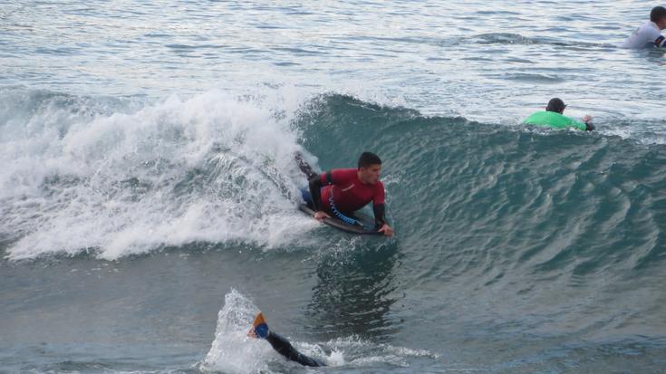 Larunbatean egingo dute aurtengo Getariako Gaztetape Surf Txapelketa