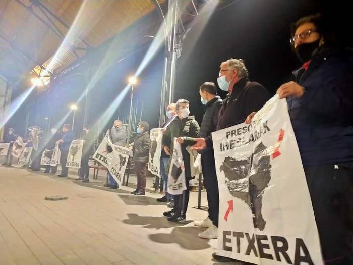 Presoen eskubideen aldeko boletoak salduko dituzte plazan ostiralean