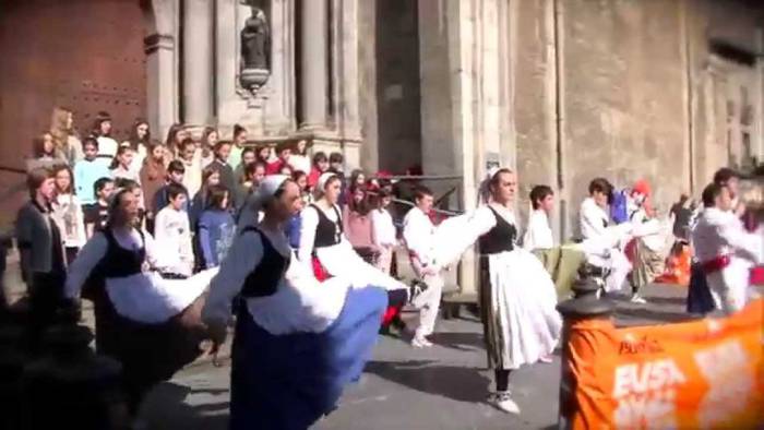'Lip dub' jendetsua egin dute Azkoitian Korrikaren alde