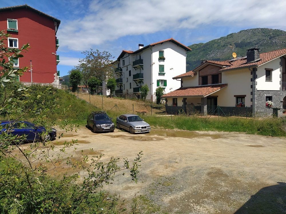 San Martinen aparkalekuak eraikitzeko eta Txalonerrekako dorre elektrikoa lurperatzeko partida bana bideratu du udalak