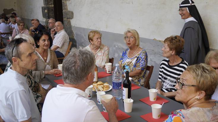 Santa Klara egunez, meza eta mokadua