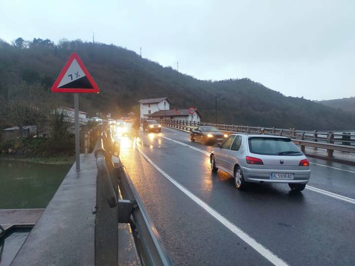 Auto bat kaltzadatik atera da Ubegun industrialde parean