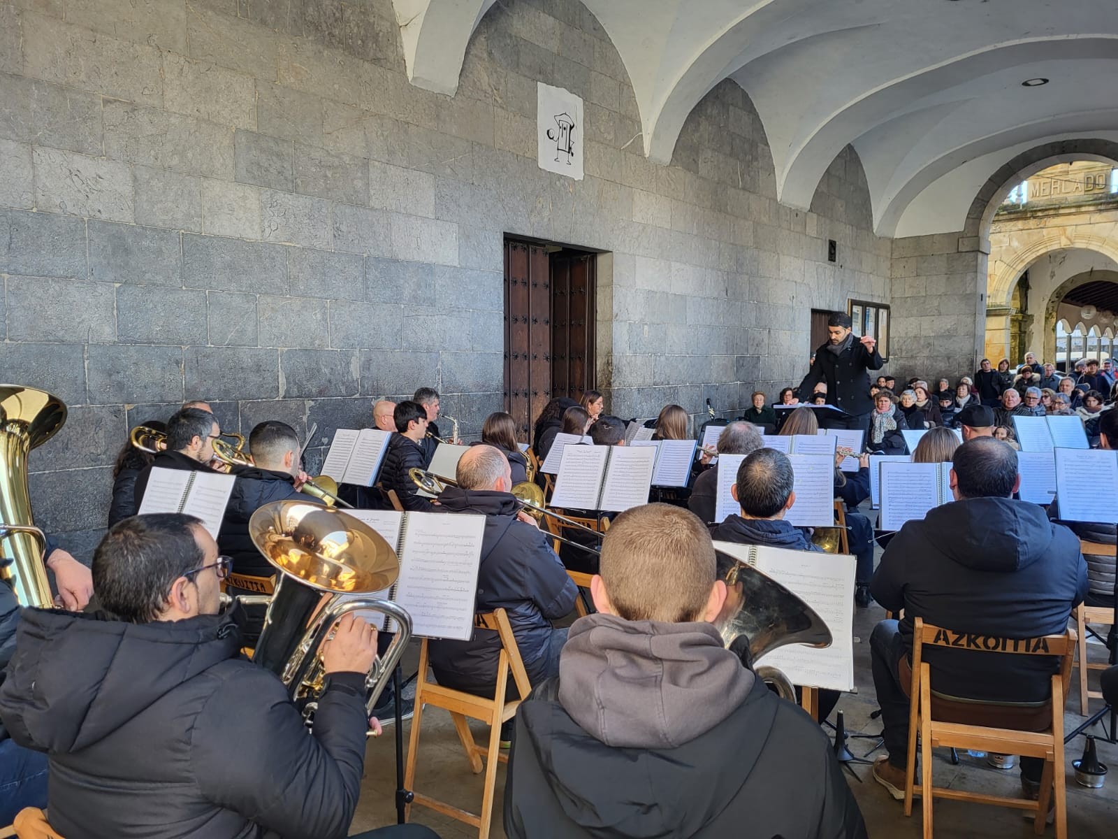 Musika bandaren doinuak, urte zaharra agurtu aurretik