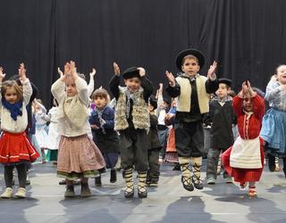 Dantzari txikiek nahiz ikusleek erruz gozatu dute Danbolin eskolako ikasleen emanaldiarekin