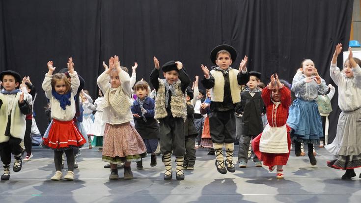 Dantzari txikiek nahiz ikusleek erruz gozatu dute Danbolin eskolako ikasleen emanaldiarekin