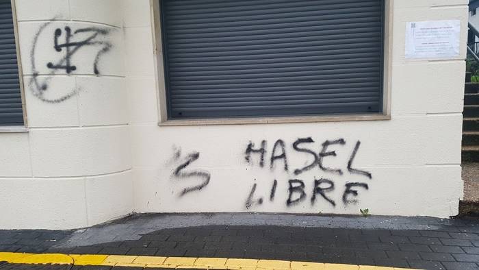 Pintadak egin dituzte bart Udaltzaingoaren egoitzan