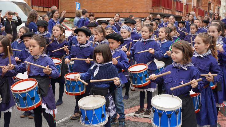 Eskerrak eman dizkie Lakatzek haur danborradan lagundu dutenei