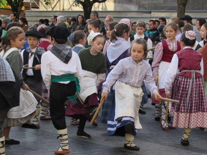 San Andres egunerako herria girotu dute Azkoitian