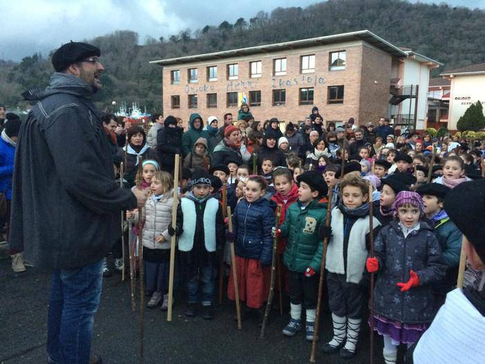 Larunbatean santaeskean ateratzeko deia egin die Ikastolak oriotarrei