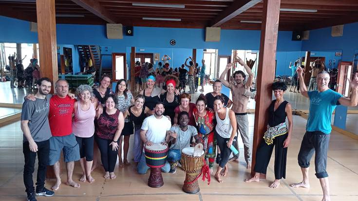 Dantza afrikarrak ikasteko aukera izan dute Astinduko dantzariek