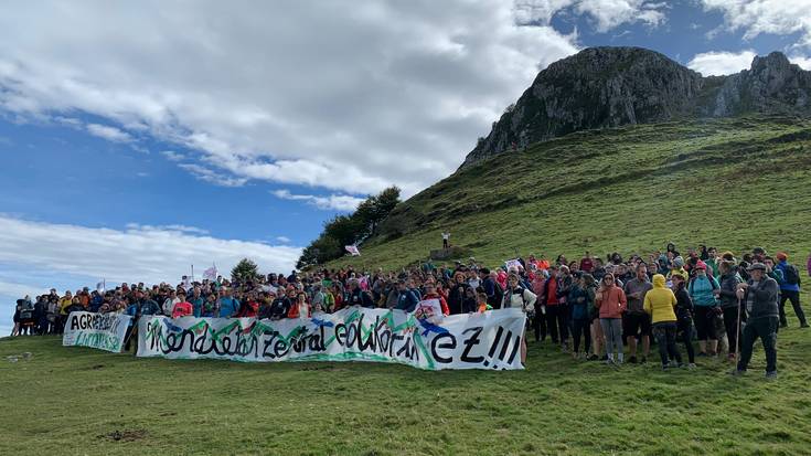 Mendietan eolikoak jartzearen aurkako elkarretaratze jendetsua, Zelatungo iraileko azken erromerian