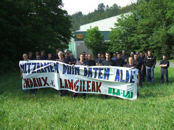 Lan hitzarmena berritzeko aldarrikatuz, mobilizazioak hasi dituzte Indaux enpresan