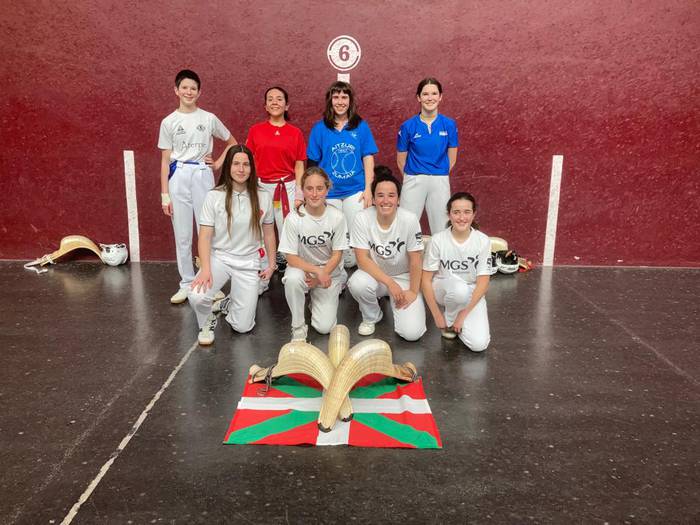 Zumaiako bi puntista ari dira Emakumea Pilotari Txapelketa jokatzen