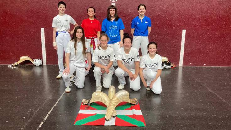 Zumaiako bi puntista ari dira Emakumea Pilotari Txapelketa jokatzen