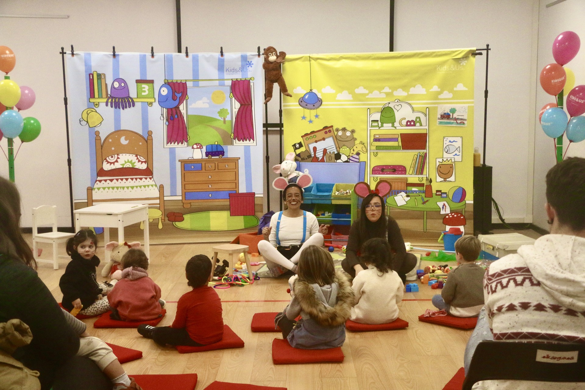 'The messy playroom' ingelesezko antzezlanaz gozatzeko parada izan dute txikienek