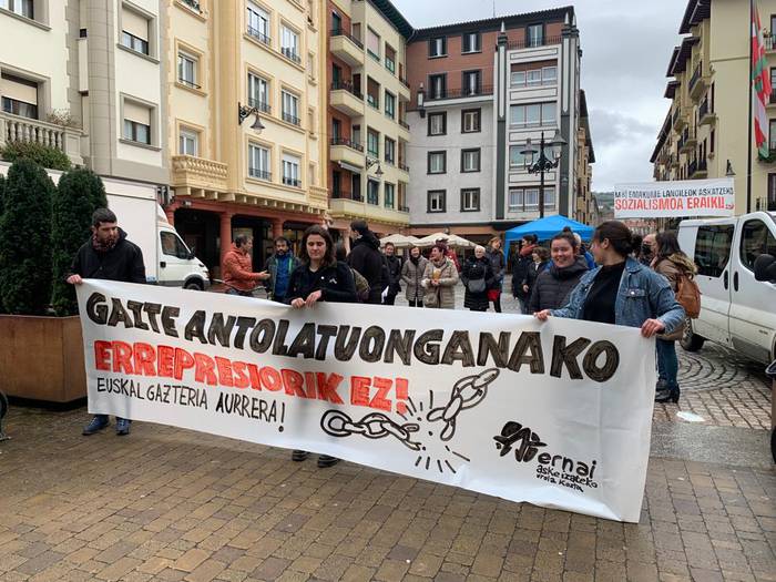 Jasotako isuna salatzeko elkarretaratzea eta hitzaldia egin ditu gaur Ernaik