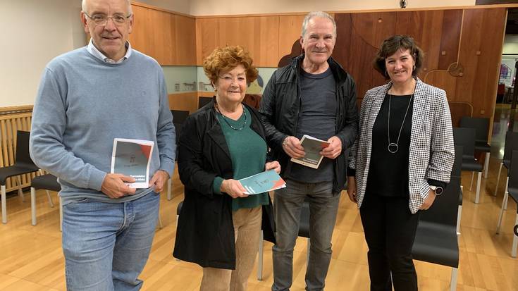 Harrera egin diete udaletxean aurten Zumaiara bizitzera etorritako lagunei