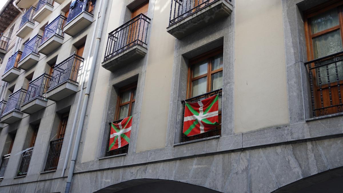 Aberri Egunean, herritarrek ikurrinak atera dituzte balkoietara