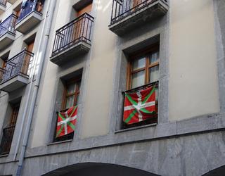 Aberri Egunean, herritarrek ikurrinak atera dituzte balkoietara