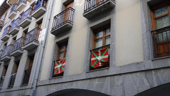 Aberri Egunean, herritarrek ikurrinak atera dituzte balkoietara