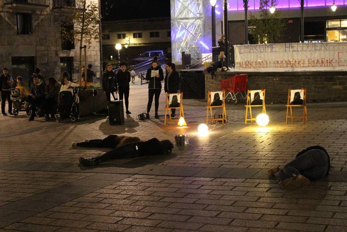 Azaroaren 25aren bueltan, hainbat ekintza antolatu ditu Emakumeen Mahaiak