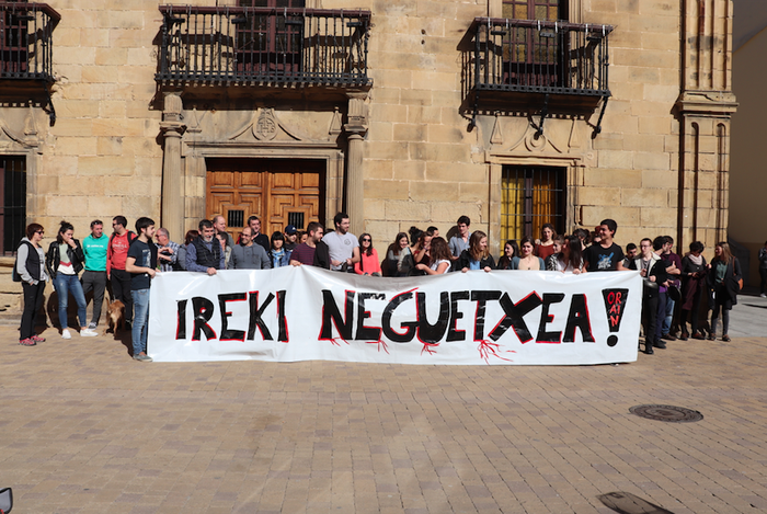 Neguetxea "berehala irekitzeko" eskatu dute berriro herritarrek