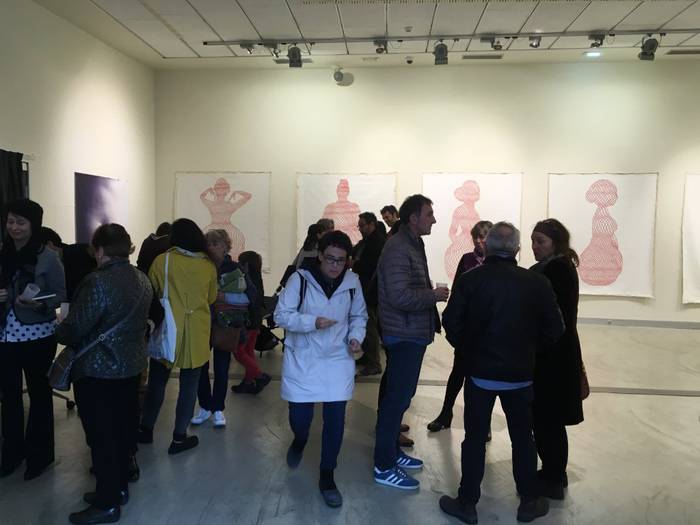 Amatasun moduak aztertzen dituen erakusketa zabaldu du Txaro Arrazolak Alondegian