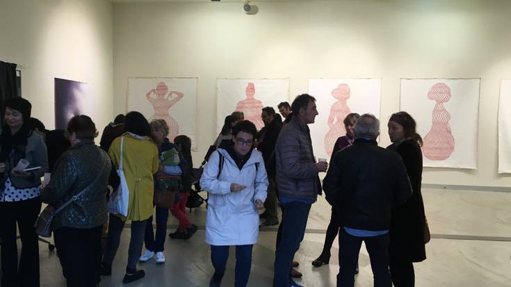 Amatasun moduak aztertzen dituen erakusketa zabaldu du Txaro Arrazolak Alondegian