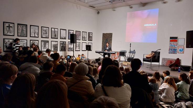 'Arrakala' diskoa argitara eman du Ainhoa Urteagak, gertukoek inguratuta