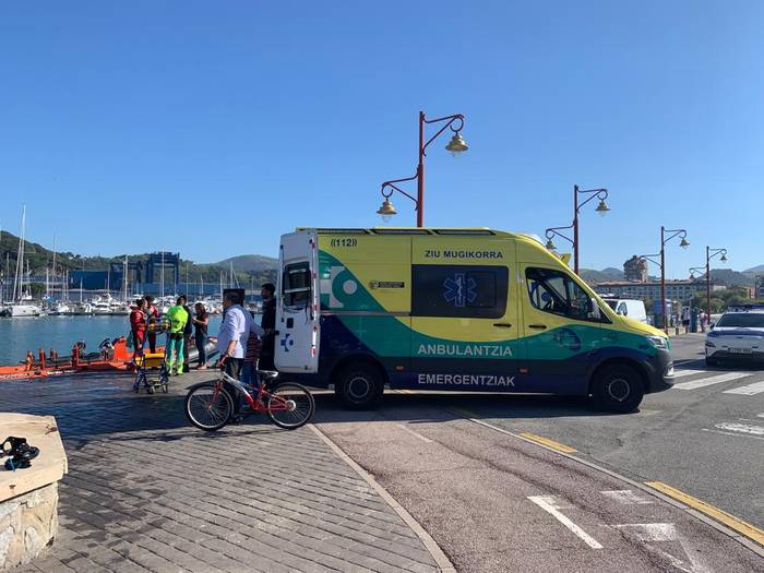 Uretatik atera ezinean zegoen gizon bat erreskatatu dute