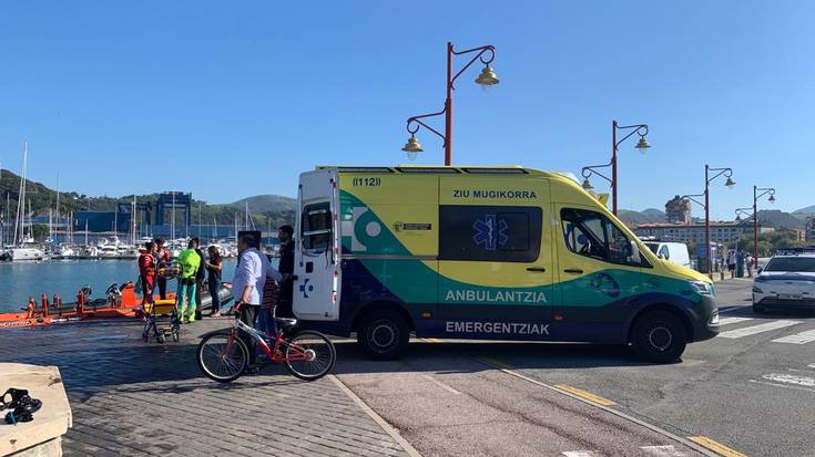 Uretatik atera ezinean zegoen gizon bat erreskatatu dute