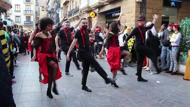 Konpartsaren dantzek Zarauzko kaleak alaitu zituzten