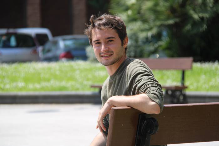 Ander Espallargas: «Jendearen egunerokoa erakutsi nahi dugu gerra dagoen bitartean»