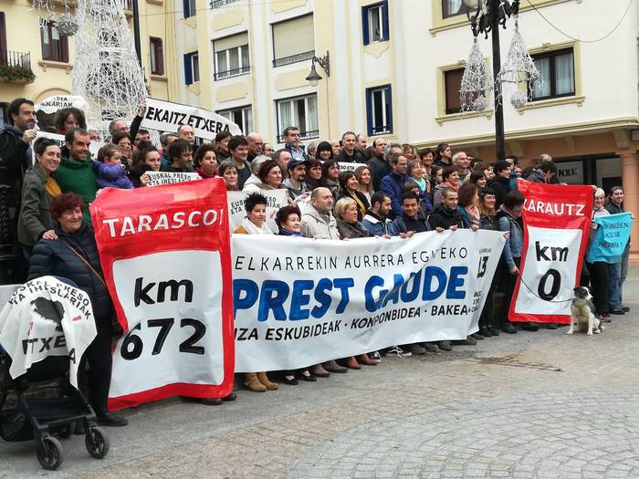 Argazki herritarra atera dute Zarautzen Ekaitz Sirventen etxeratzea eskatzeko