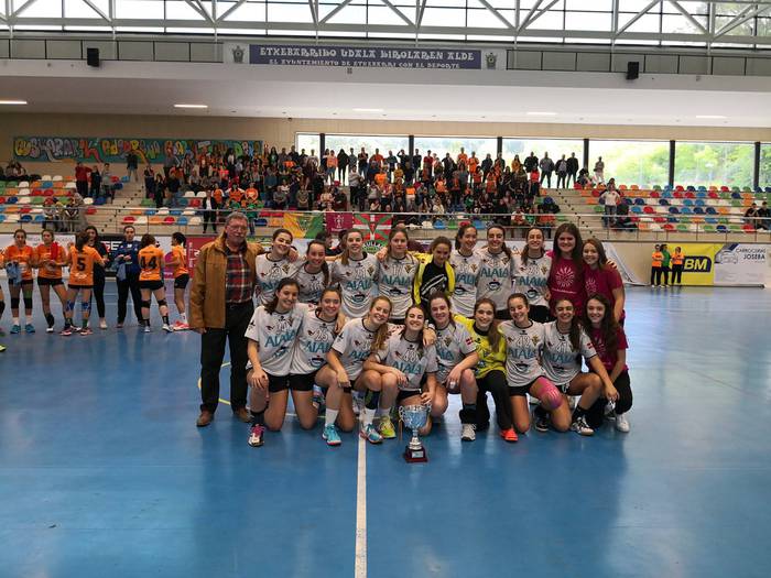 Zarauzko eskubaloiko kadete neskak Euskadiko txapeldun