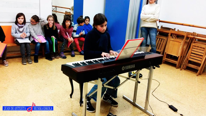 Piano entzunaldia eskainiko dute Azpeitiko Juan Antxieta musika eskolako ikasleek ostegunean