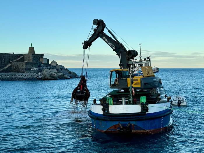 Zumaiako bokalea dragatzen ari dira egunotan